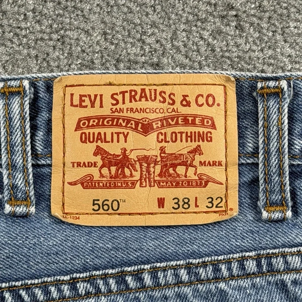 Vintage Levis 560 Comfort Fit Jeans Mens 38x32 Tapered Leg Medium Wash 90s Y2K
